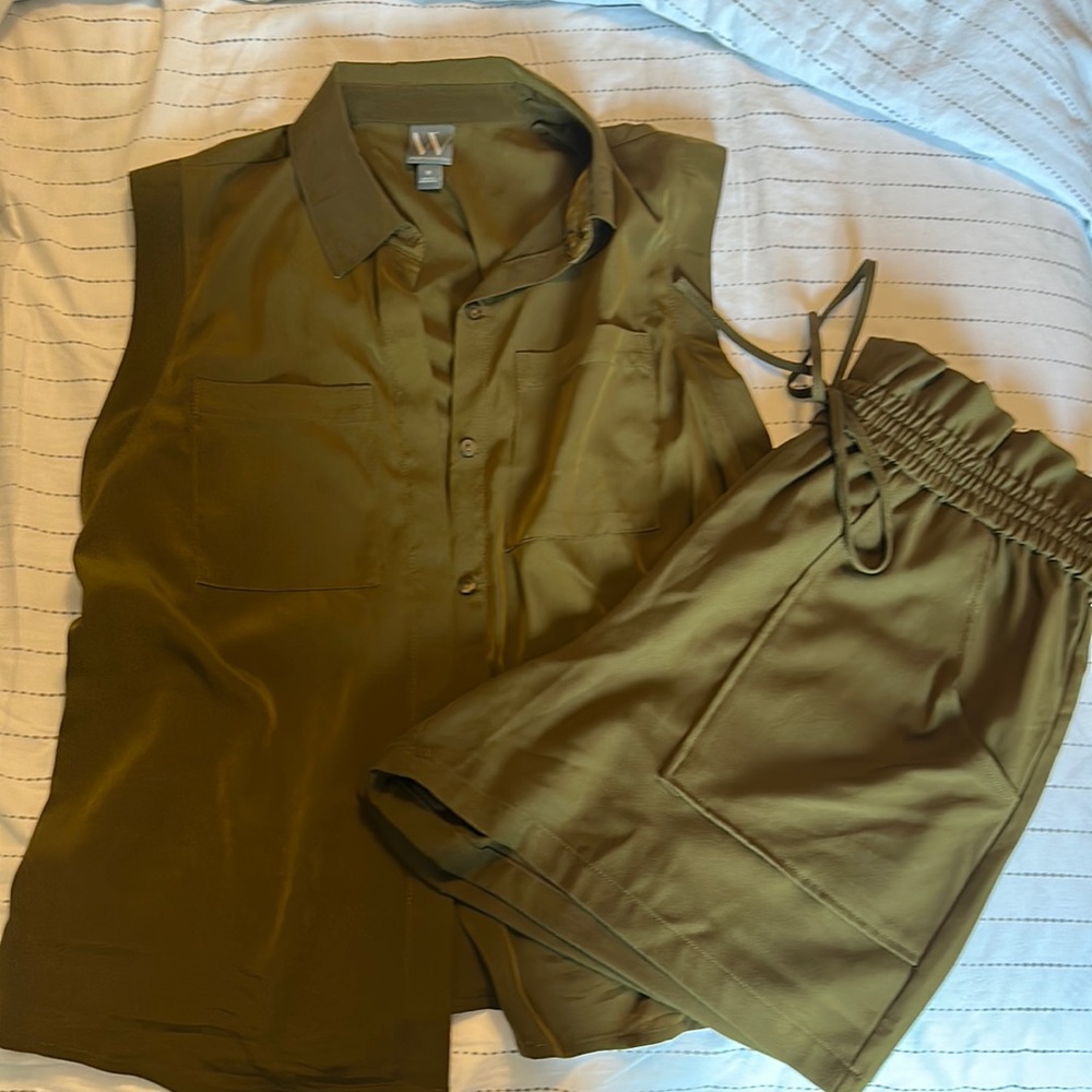 Worthington green shorts and button down top outfit size medium!